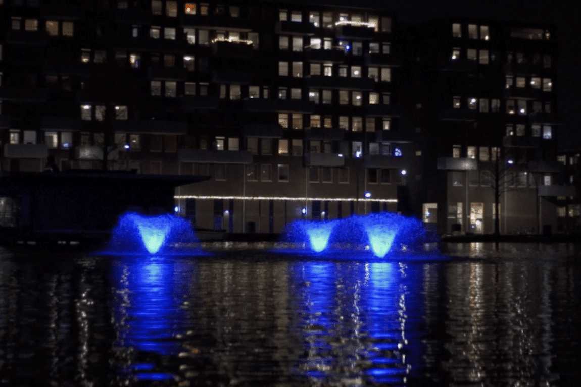 AUGA maakt Van Tienhovengracht in Amsterdam nóg kleurrijker met verlichte fonteinen